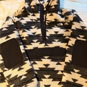 The North Face Black and Gray Patterned Fleece Pullover